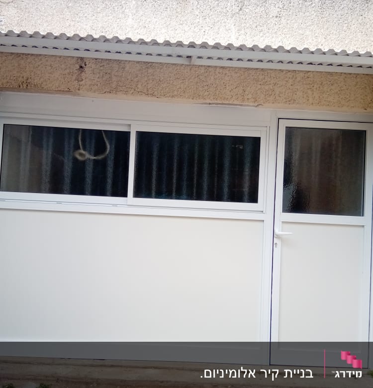 דלת וחלון אלומיניום לבנים עם זכוכית